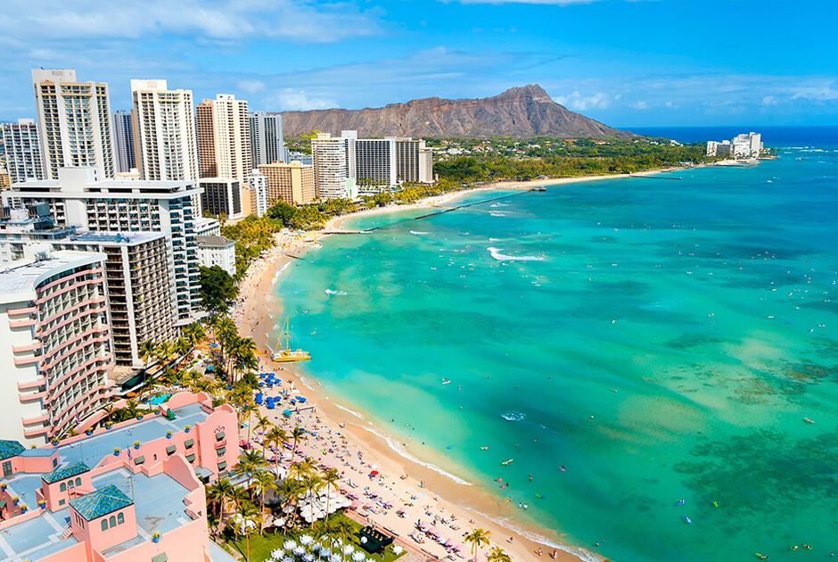 Bãi biển Waikiki một trong những bãi tắm trứ danh của hòn đảo Hawaii
